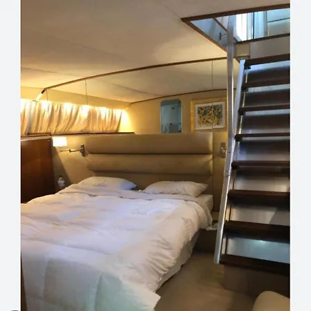 Johnny M Yacht Private Botel *