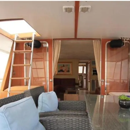 Johnny M Yacht Private Botel *